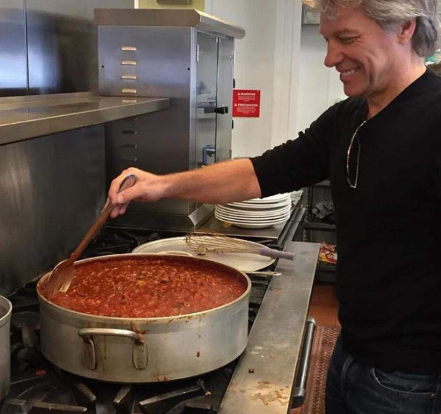 Τζών Μπον Τζόβι: Άνοιξε εστιατόρια για τους φτωχούς με δωρεάν γεύματα τα οποία σερβίρει ο ίδιος