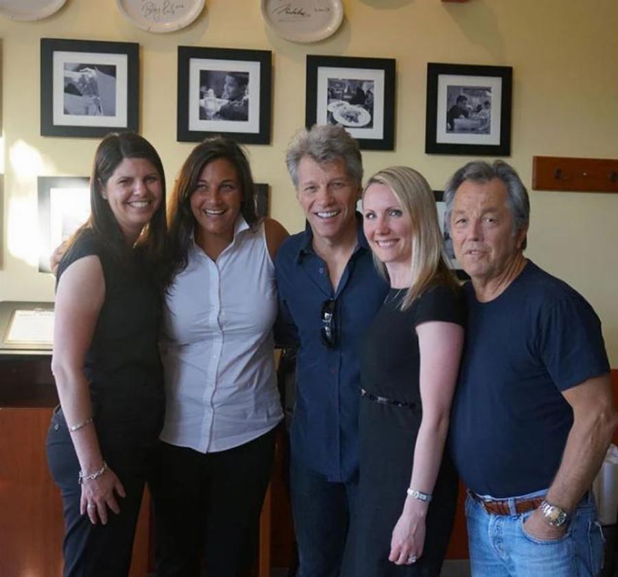 Τζών Μπον Τζόβι: Άνοιξε εστιατόρια για τους φτωχούς με δωρεάν γεύματα τα οποία σερβίρει ο ίδιος