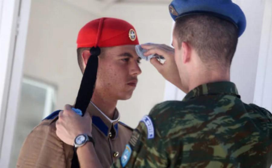 Εύζωνες στον ήλιο: Συγκινητικές εικόνες από τα παλικάρια μας που δεν περιγράφονται με λόγια