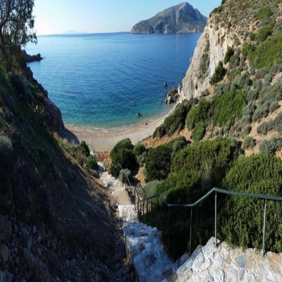 Η δωρεάν παραλία με τα 99 σκαλοπάτια στο Σούνιο σαν να είσαι σε Ελληνικό νησί