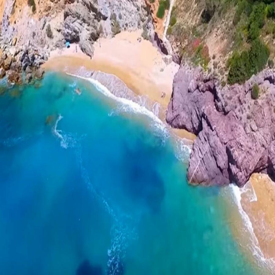 Η δωρεάν παραλία με τα 99 σκαλοπάτια στο Σούνιο σαν να είσαι σε Ελληνικό νησί