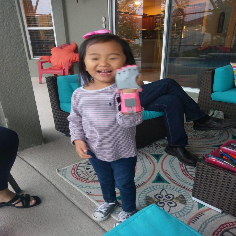 Σούπερ μπαμπάς φτιάχνει μηχανικά χέρια και τα προσφέρει δωρεάν σε παιδιά που τα έχουν ανάγκη