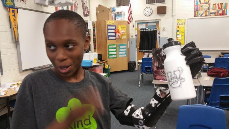 Σούπερ μπαμπάς φτιάχνει μηχανικά χέρια και τα προσφέρει δωρεάν σε παιδιά που τα έχουν ανάγκη