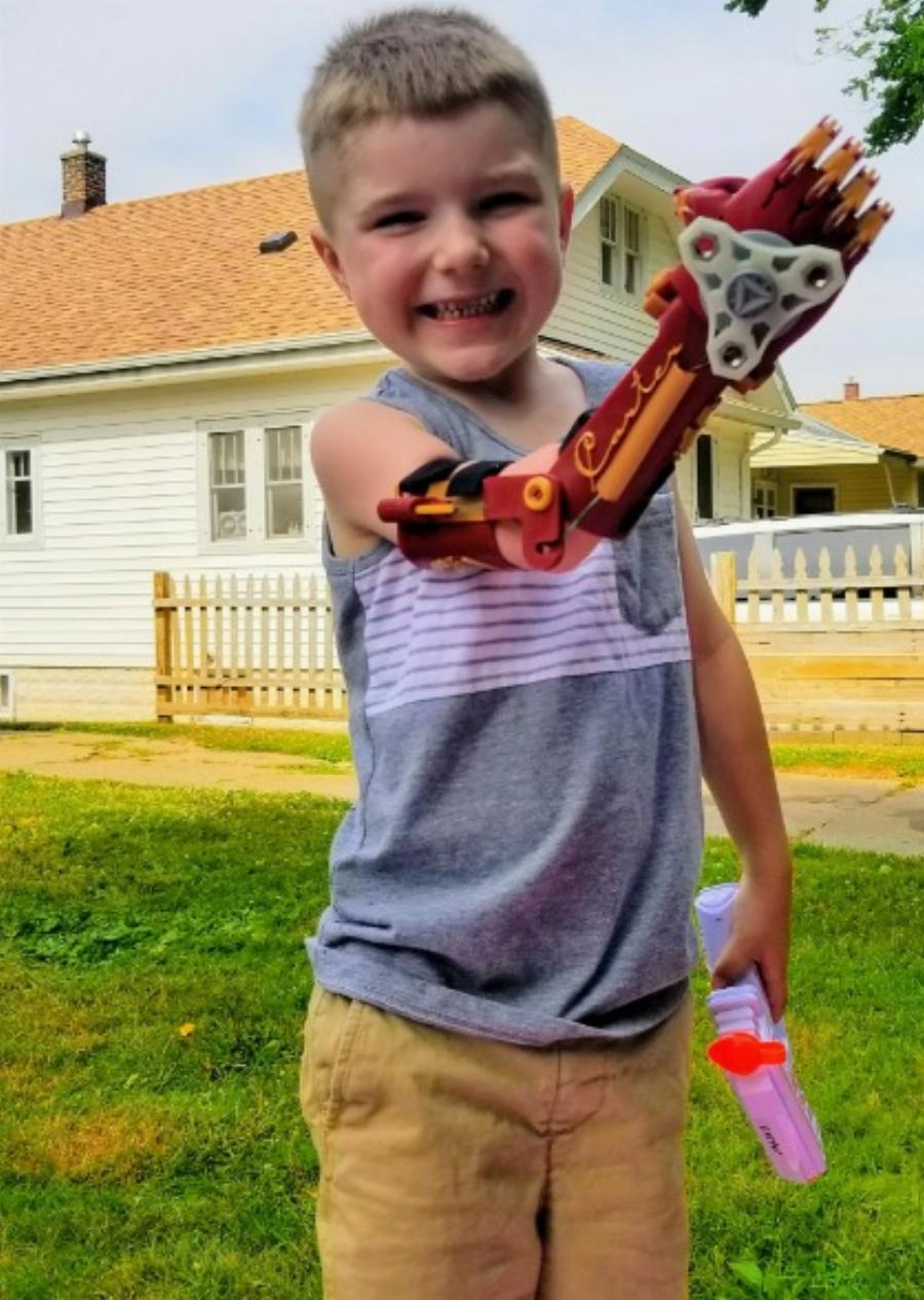 Σούπερ μπαμπάς φτιάχνει μηχανικά χέρια και τα προσφέρει δωρεάν σε παιδιά που τα έχουν ανάγκη