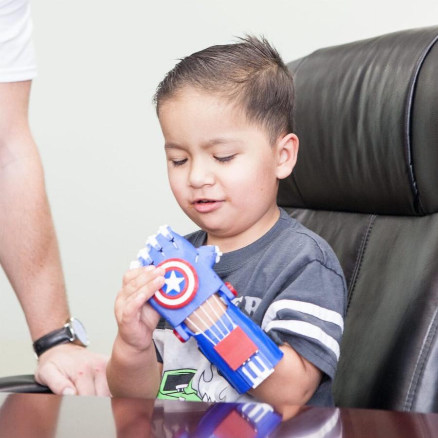 Σούπερ μπαμπάς φτιάχνει μηχανικά χέρια και τα προσφέρει δωρεάν σε παιδιά που τα έχουν ανάγκη