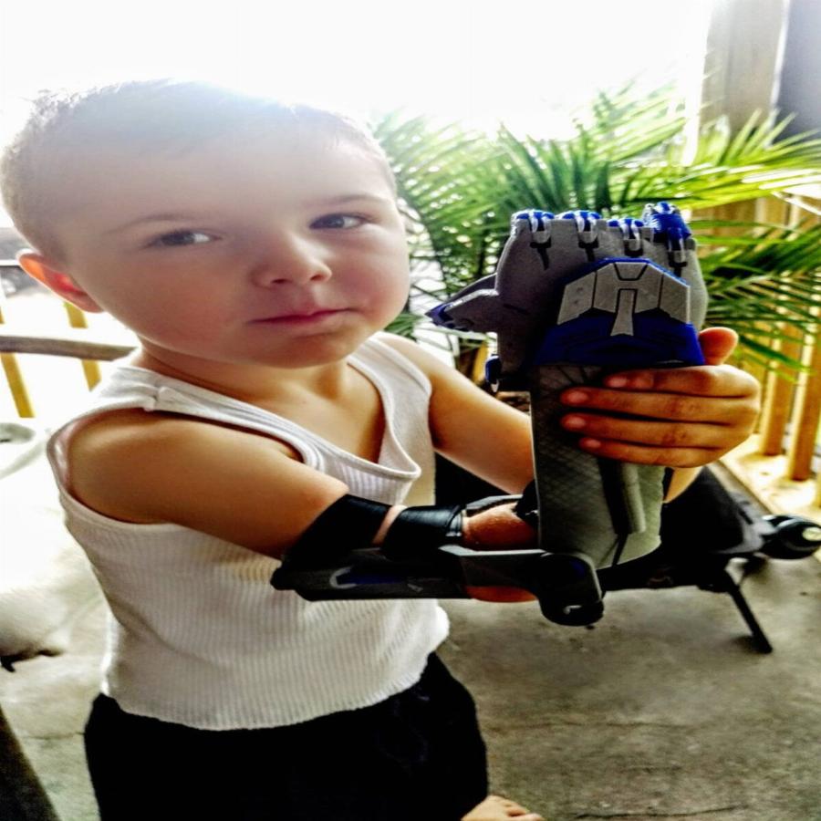 Σούπερ μπαμπάς φτιάχνει μηχανικά χέρια και τα προσφέρει δωρεάν σε παιδιά που τα έχουν ανάγκη