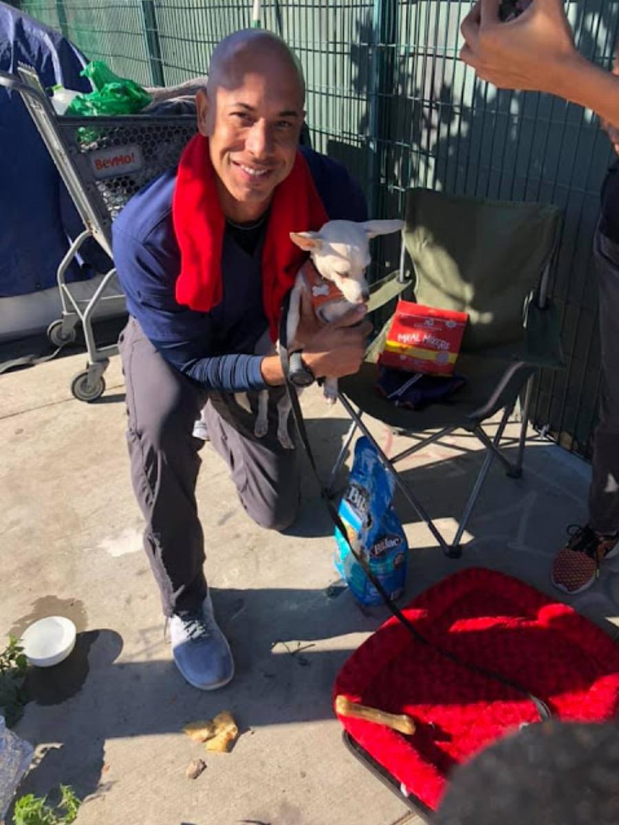 Κτηνίατρος εξετάζει εντελώς δωρεάν αδέσποτα ζώα και συγκινεί το διαδίκτυο