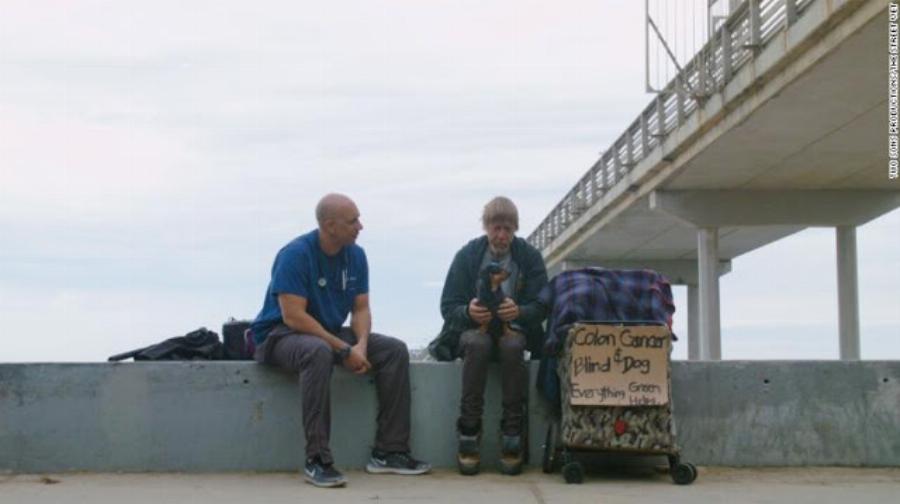 Κτηνίατρος εξετάζει εντελώς δωρεάν αδέσποτα ζώα και συγκινεί το διαδίκτυο