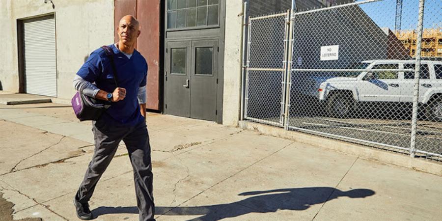 Κτηνίατρος εξετάζει εντελώς δωρεάν αδέσποτα ζώα και συγκινεί το διαδίκτυο