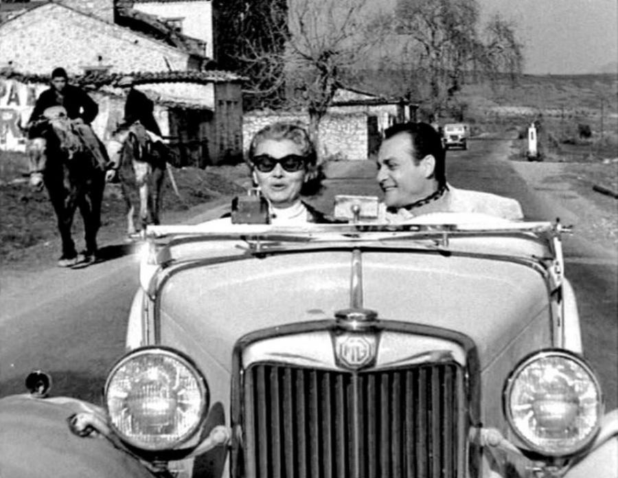 Λάμπρος Κωνσταντάρας: Το διαλυμένο αμάξι στην ταινία ‘Ούτε γάτα ούτε ζημιά’ και η επική αντίδραση του Φίνου