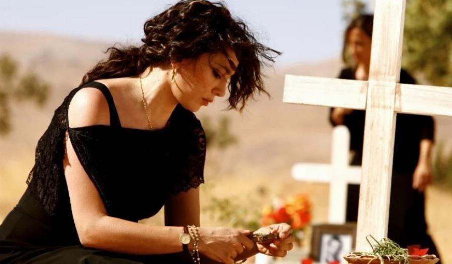 Κείμενο χήρας : «Δεν θα πρεπε να φοράς κοντομάνικο χήρα γυναικά, γιατί δεν φοράς καλσόν; Η υποκρισία σας, μου φέρνει εμετό»