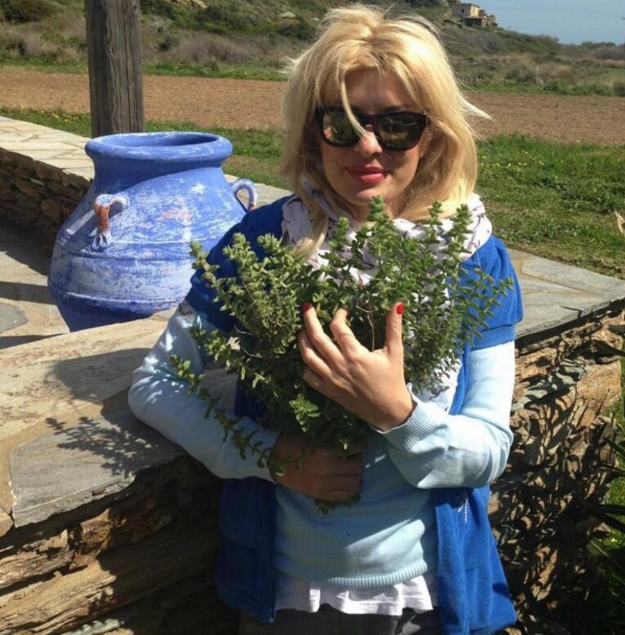 Ελένη Μενεγάκη: Το σπίτι παλάτι στην Άνδρο, η παραμυθένια αυλή και η πανέμορφη φάρμα της