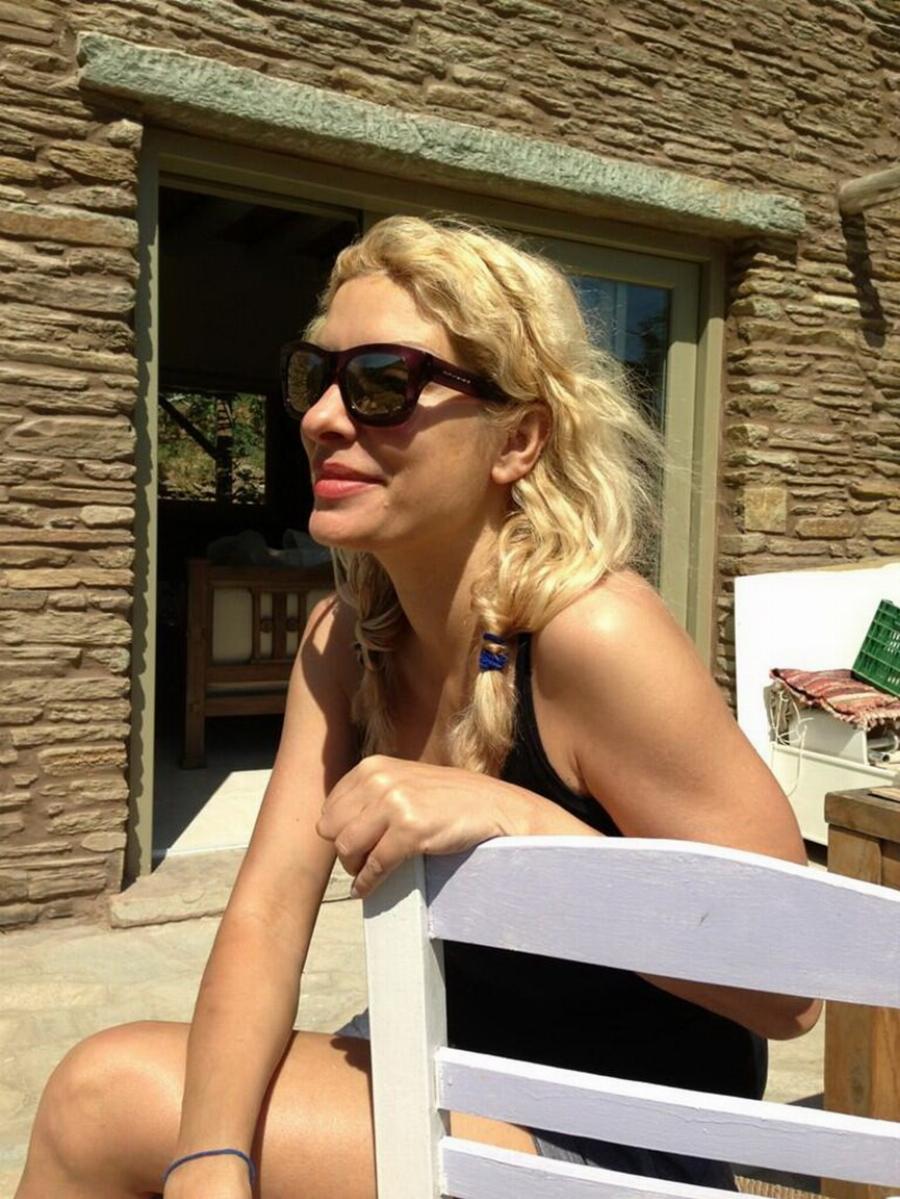 Ελένη Μενεγάκη: Το σπίτι παλάτι στην Άνδρο, η παραμυθένια αυλή και η πανέμορφη φάρμα της