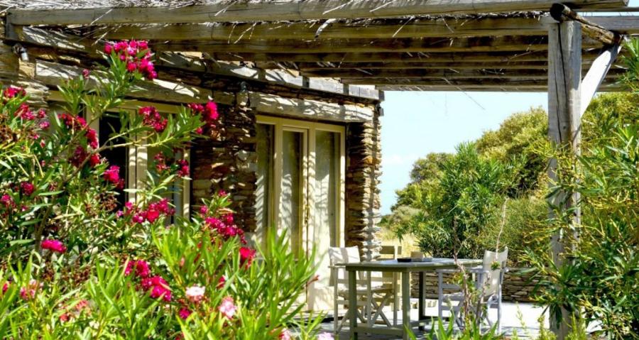 Ελένη Μενεγάκη: Το σπίτι παλάτι στην Άνδρο, η παραμυθένια αυλή και η πανέμορφη φάρμα της