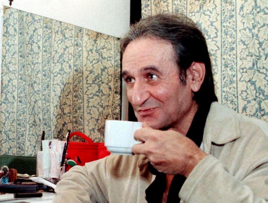 Σωτήρης Μουστάκας: Το πλαστό διαβατήριο, η φυλακή στα 15 και η άγνωστη άρνηση στην ευκαιρία του Χόλιγουντ