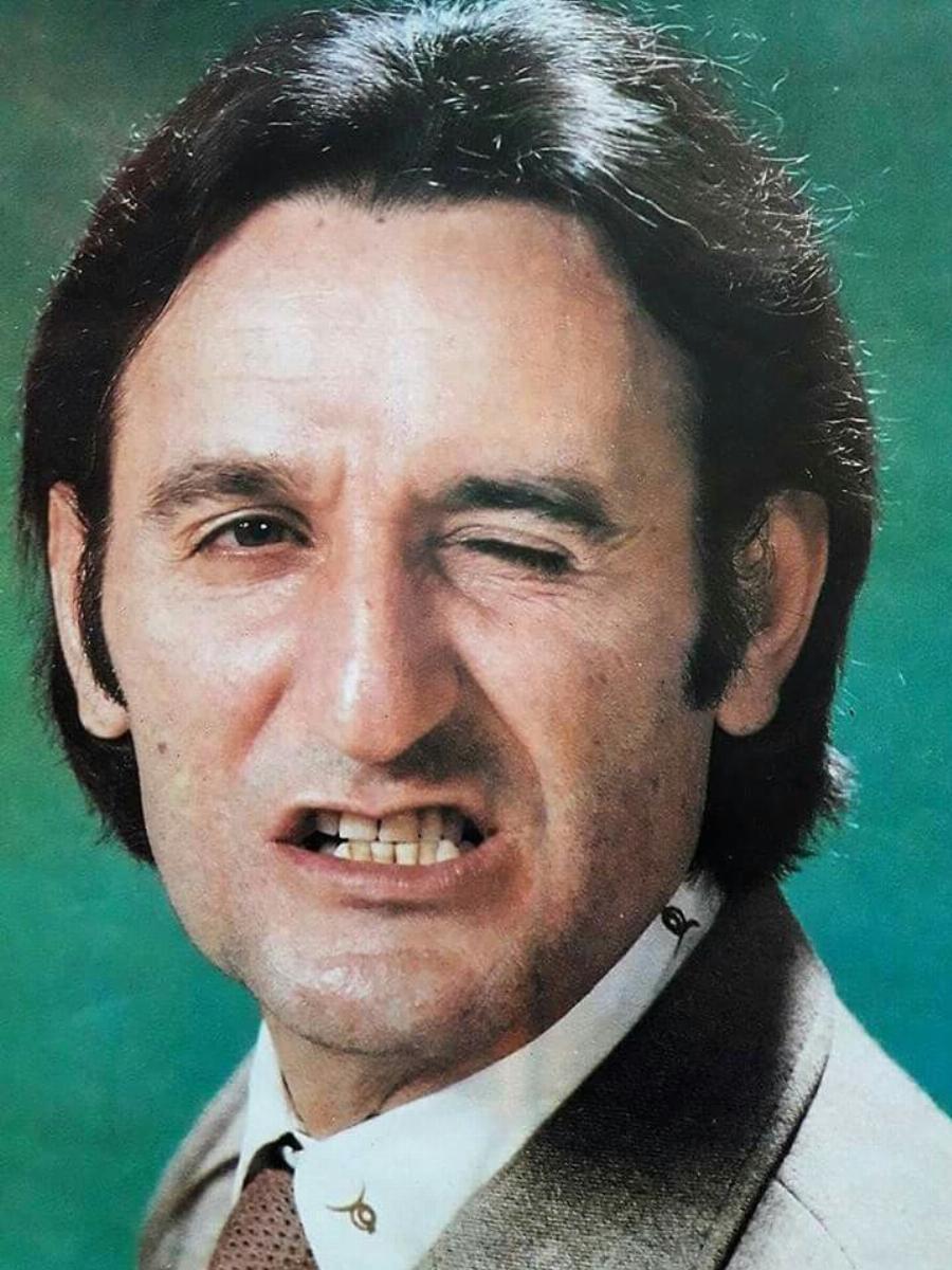 Σωτήρης Μουστάκας: Το πλαστό διαβατήριο, η φυλακή στα 15 και η άγνωστη άρνηση στην ευκαιρία του Χόλιγουντ