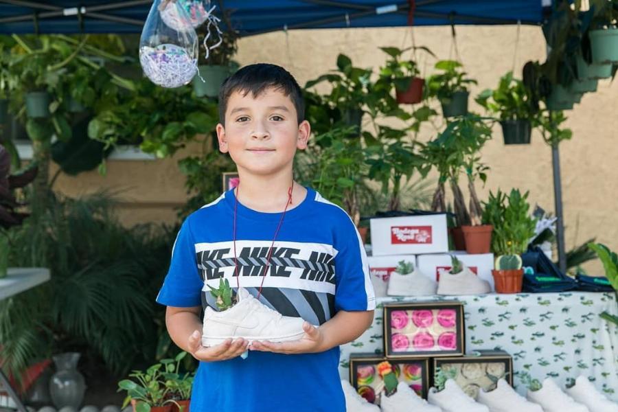 Αστεγος 8χρονος ξεκίνησε τη δική του δουλειά και βρήκε σπίτι στη μαμά και την αδερφή του