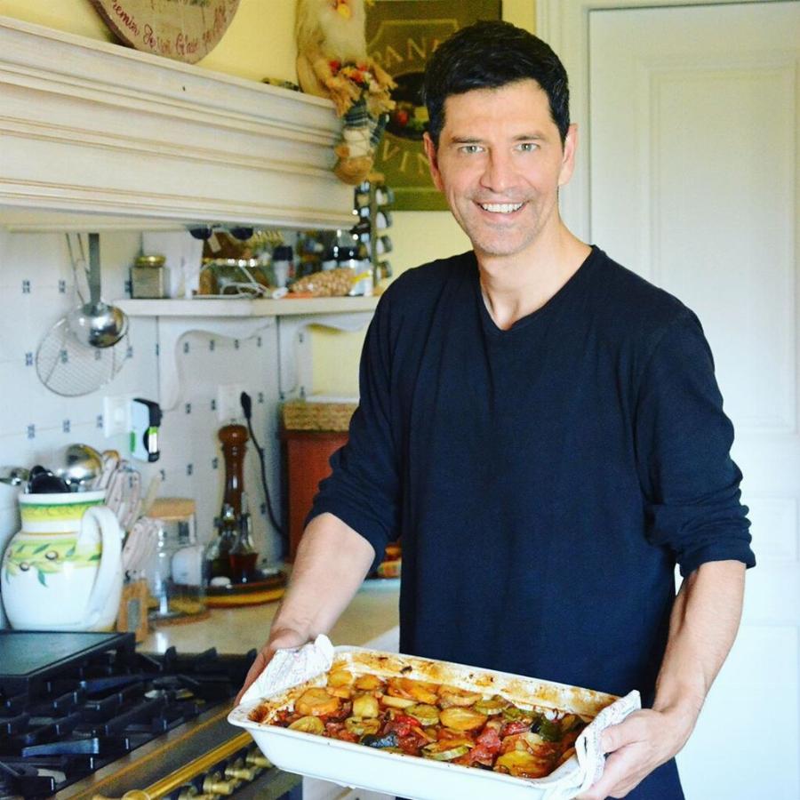 Σάκης Ρουβάς: Το σπίτι του που θυμίζει παλάτι στο Hollywood και ο τεράστιος κήπος