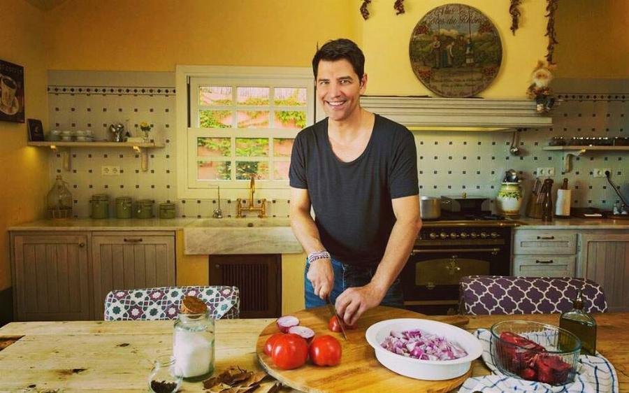 Σάκης Ρουβάς: Το σπίτι του που θυμίζει παλάτι στο Hollywood και ο τεράστιος κήπος