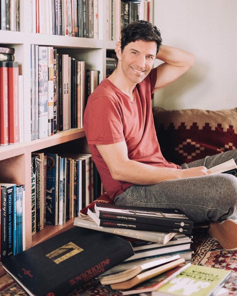 Σάκης Ρουβάς: Το σπίτι του που θυμίζει παλάτι στο Hollywood και ο τεράστιος κήπος