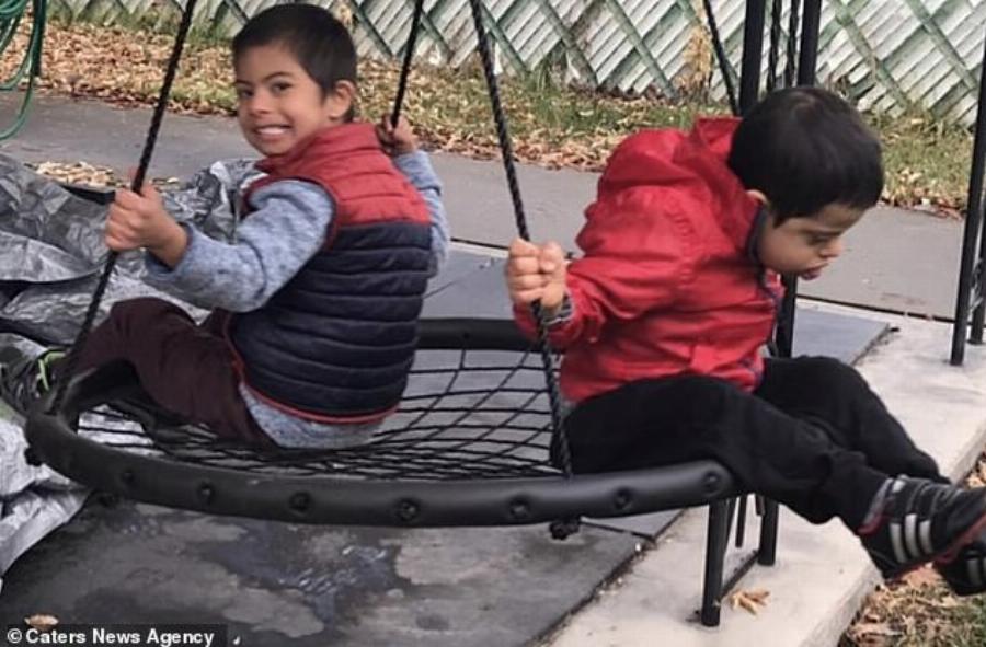 Παιδί 4 ετών με Σύνδρομο Down φροντίζει τα τρία ανάπηρα αδέλφια του και συγκινεί το διαδίκτυο