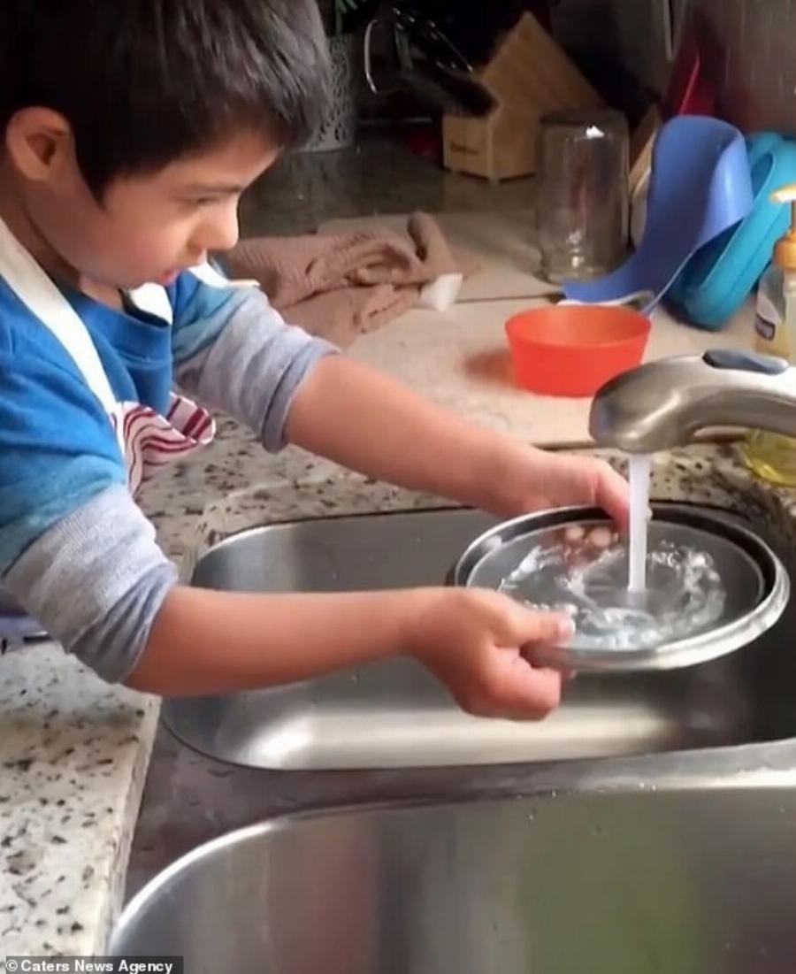 Παιδί 4 ετών με Σύνδρομο Down φροντίζει τα τρία ανάπηρα αδέλφια του και συγκινεί το διαδίκτυο