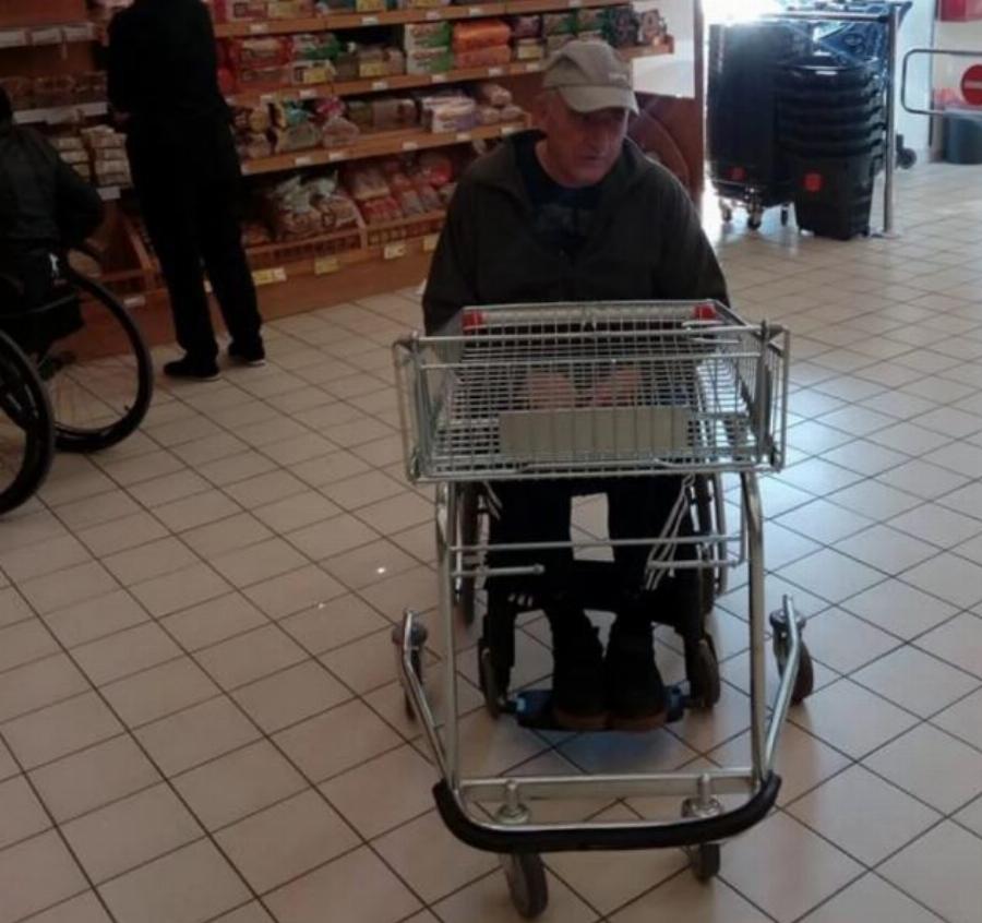 Σκλαβενίτης: Τοποθέτησαν ειδικά καρότσια για ΑμεΑ για να μην δυσκολεύονται στις αγορές τους