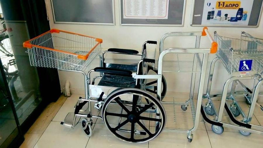 Σκλαβενίτης: Τοποθέτησαν ειδικά καρότσια για ΑμεΑ για να μην δυσκολεύονται στις αγορές τους