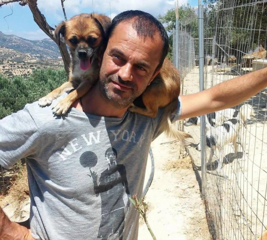 Τάκης Προεστάκης: Άφησε πίσω του τη νύχτα και ξόδεψε πάνω από 180.000 ευρώ για να σώσει τα αδέσποτα
