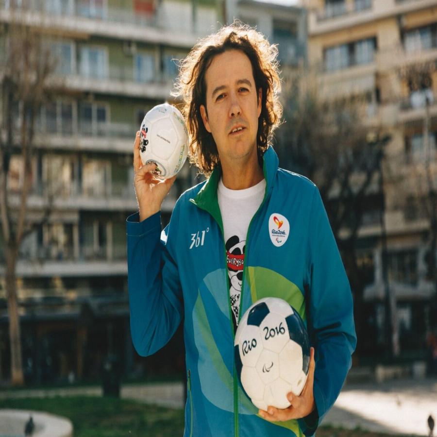 Ηλία Μάστορας: Ο Έλληνας που φτιάχνει μπάλες που κουδουνίζουν για τυφλά παιδιά συγκινεί το διαδίκτυο