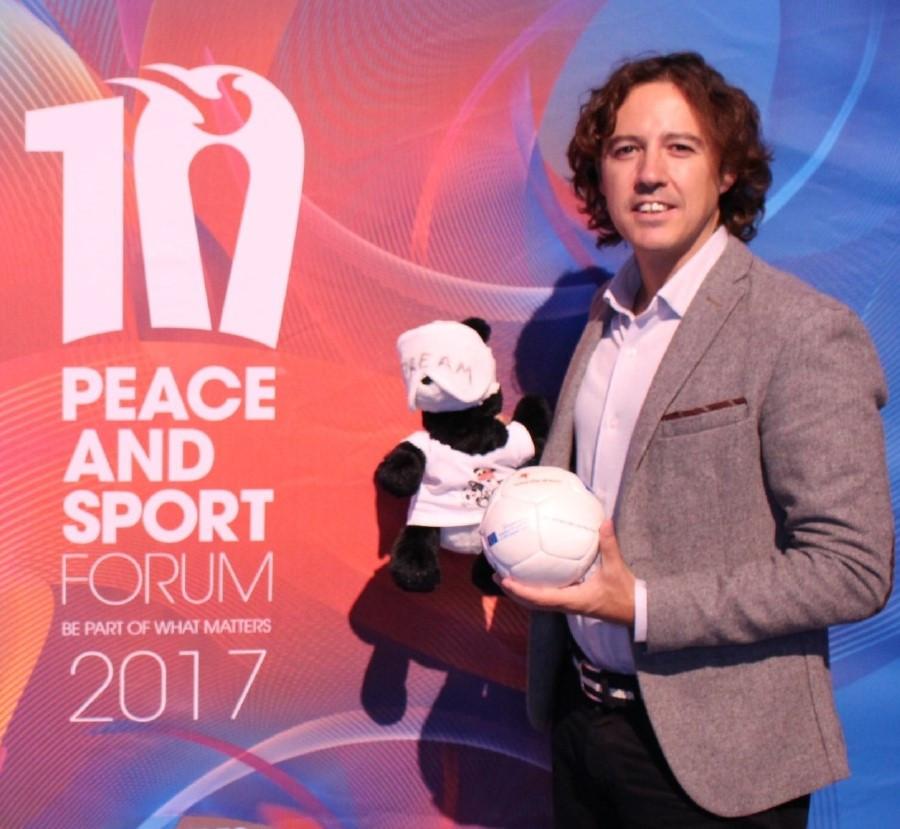 Ηλία Μάστορας: Ο Έλληνας που φτιάχνει μπάλες που κουδουνίζουν για τυφλά παιδιά συγκινεί το διαδίκτυο