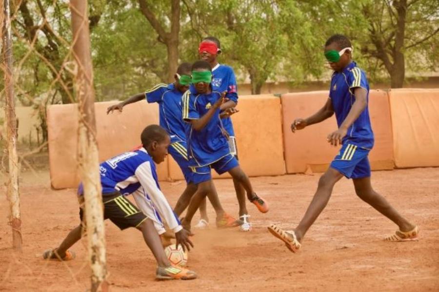 Ηλία Μάστορας: Ο Έλληνας που φτιάχνει μπάλες που κουδουνίζουν για τυφλά παιδιά συγκινεί το διαδίκτυο