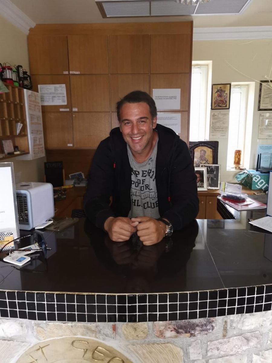 Θάνος Τζάνης: Παράτησε το τραγούδι και μένει σε ένα παράδεισο κοντά στην Αθήνα ως αγρότης