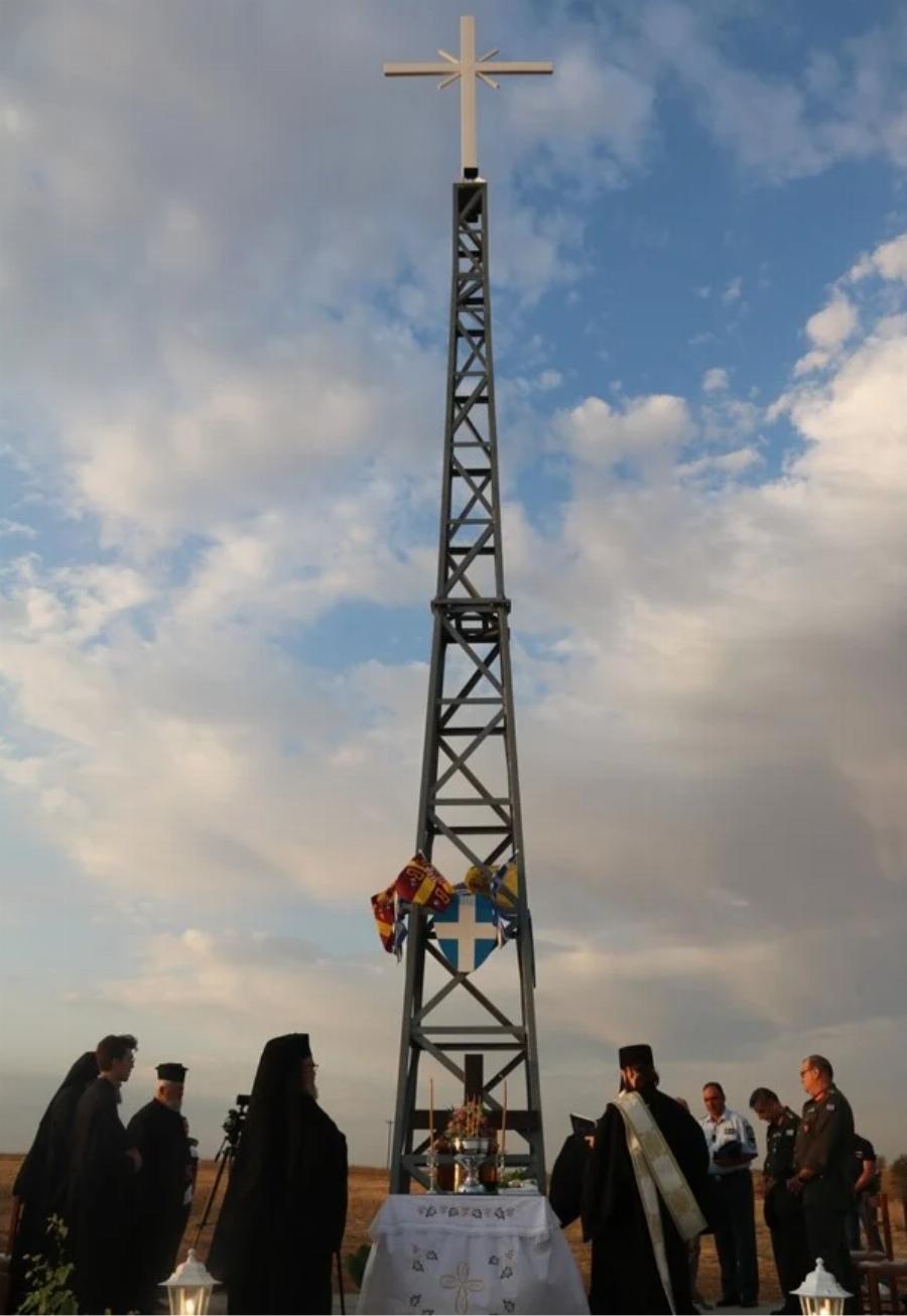 Στον Έβρο τοποθετήθηκε τεράστιος Τίμιος Σταυρός, ορατός μέχρι την Τουρκία