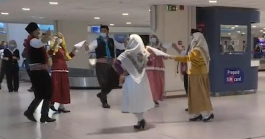 Χορεύουν οι Ροδίτες επειδή ήρθαν οι τουρίστες – Θερμή υποδοχή στο αεροδρόμιο
