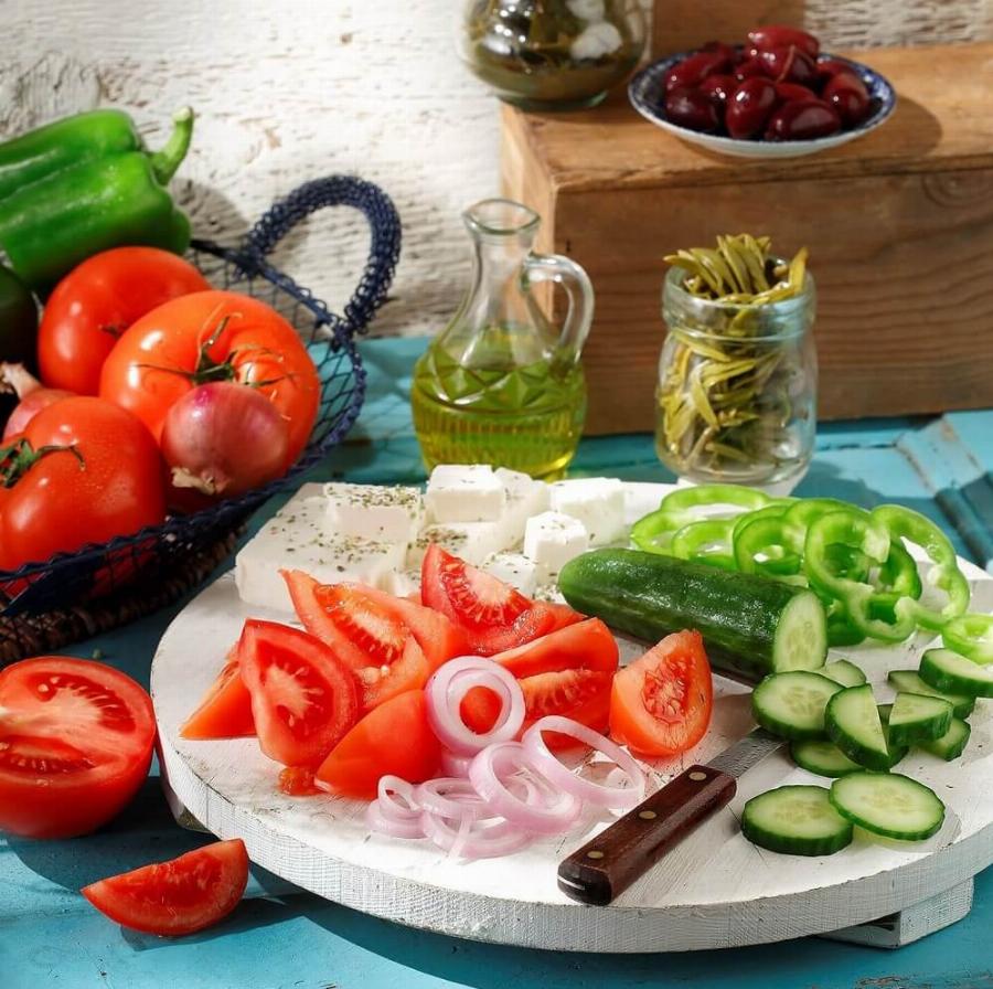 Χωριάτικη σαλάτα: Έρευνα για το πόσο είναι επικίνδυνο να συνδυάζουμε αγγούρι και ντομάτα