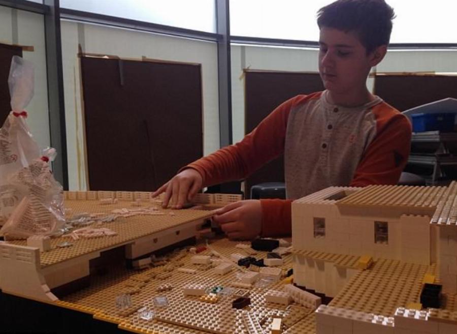 Πιτσιρίκος 15 ετών με αυτισμό, δημιούργησε τον Τιτανικό με τουβλάκια Lego