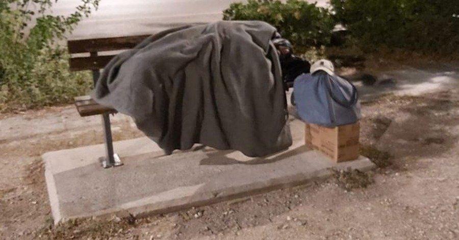 Ζευγάρι αστέγων Ελλήνων ζουν σε παγκάκι στην Μαρίνα Γλυφάδας, χωρίς σπίτι και δουλειά