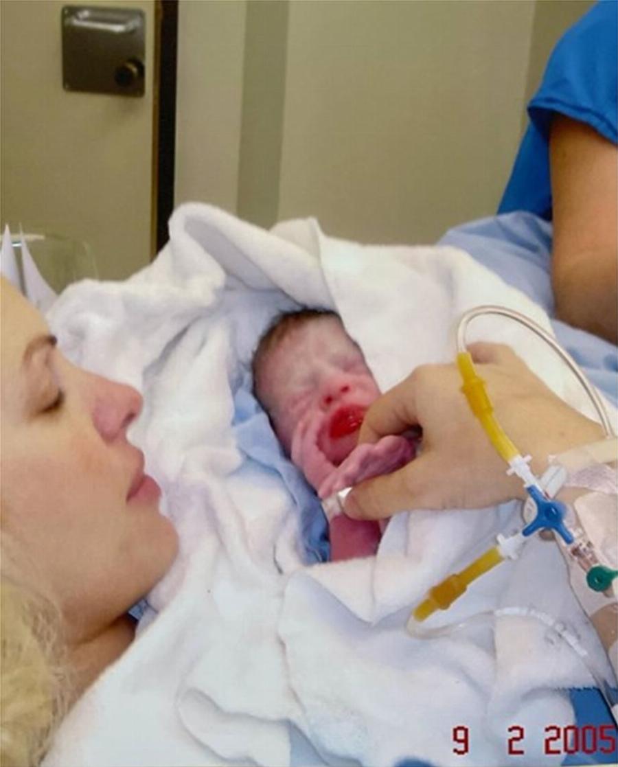 Ελένη Μενεγάκη: Η φωτογραφία από το μαιευτήριο και η έκπληξη που κανείς δεν περίμενε