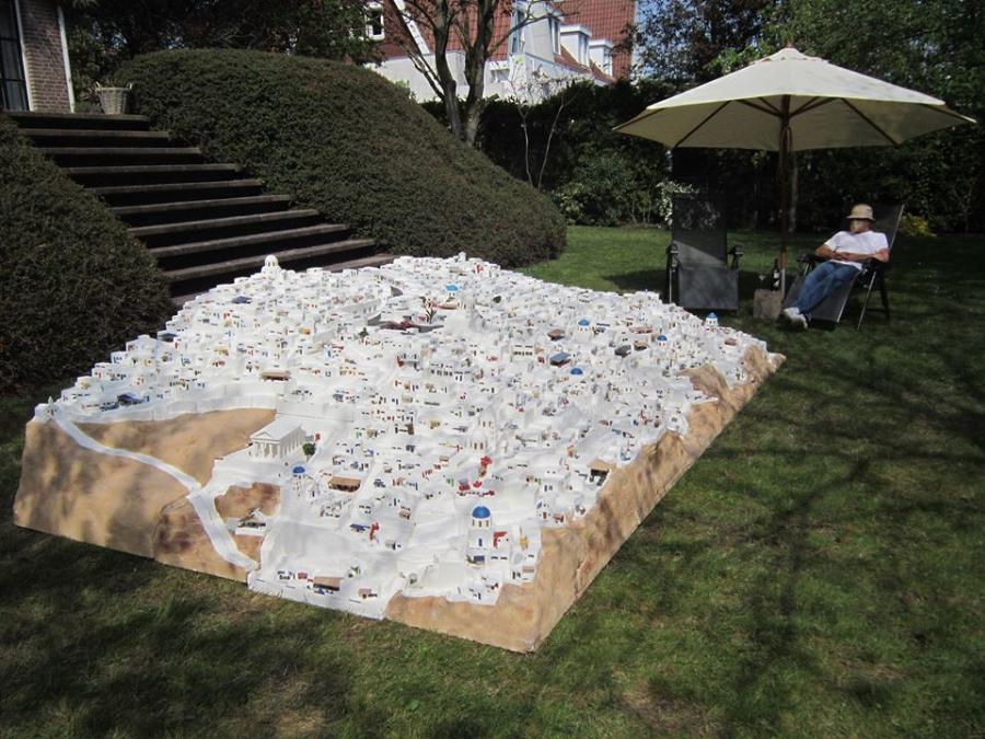 Σαντορίνη Μινιατούρα: Φιλλέληνας Ολλανδός την έφτιαξε στον κήπο του και θέλει όσο τίποτα να επισκεφτεί την Ελλάδα