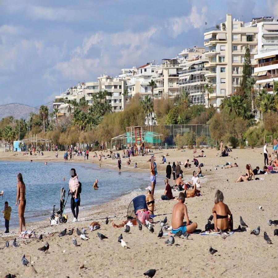 Παλαιό Φάληρο: Έκανε βόλτες ολόγυμνος στην παραλία γεμάτη κόσμο και κατέληξε τελικά στο Τμήμα