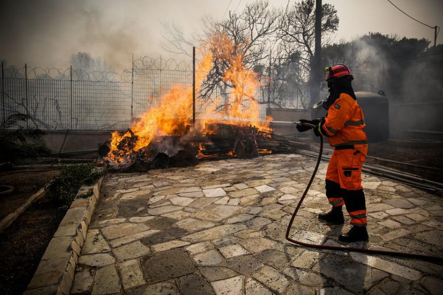 Έλληνες πυροσβέστες: Οι «Ταβλαδόροι» που παίζουν στα ζάρια την ζωή τους για να μας σώνουν