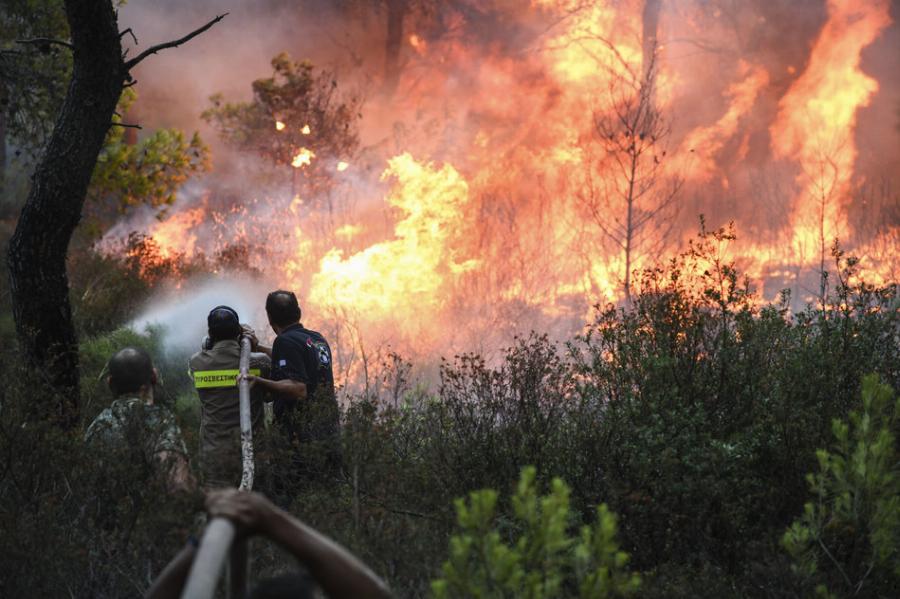 Έλληνες πυροσβέστες: Οι «Ταβλαδόροι» που παίζουν στα ζάρια την ζωή τους για να μας σώνουν