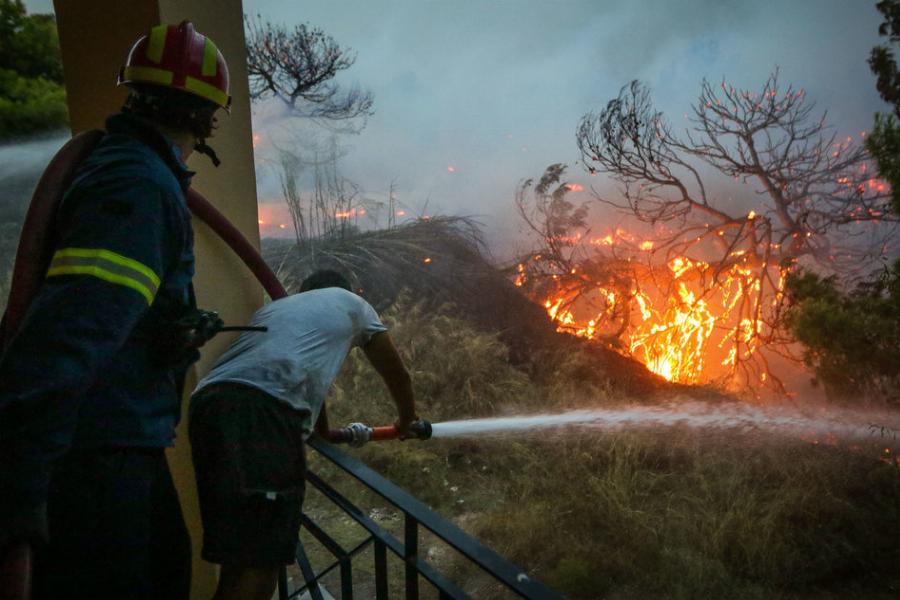 Έλληνες πυροσβέστες: Οι «Ταβλαδόροι» που παίζουν στα ζάρια την ζωή τους για να μας σώνουν