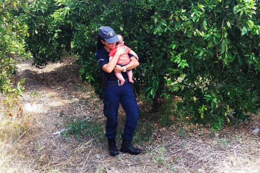 Γυναίκα αστυνομικός στο Ναύπλιο ηρεμεί στην αγκαλιά της μωρό μετά από τροχαίο και το διαδίκτυο δακρύζει