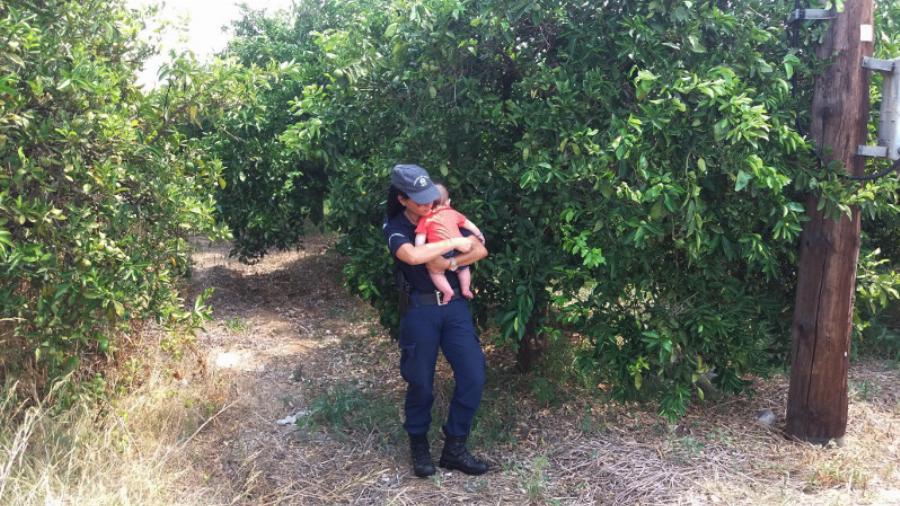 Γυναίκα αστυνομικός στο Ναύπλιο ηρεμεί στην αγκαλιά της μωρό μετά από τροχαίο και το διαδίκτυο δακρύζει