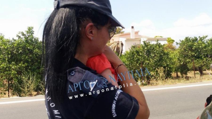 Γυναίκα αστυνομικός στο Ναύπλιο ηρεμεί στην αγκαλιά της μωρό μετά από τροχαίο και το διαδίκτυο δακρύζει