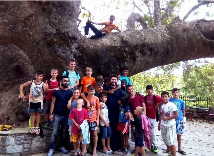 Βολιώτης μπαρμπέρης κούρεψε δωρεάν τα παιδιά της Κιβωτού του Κόσμου