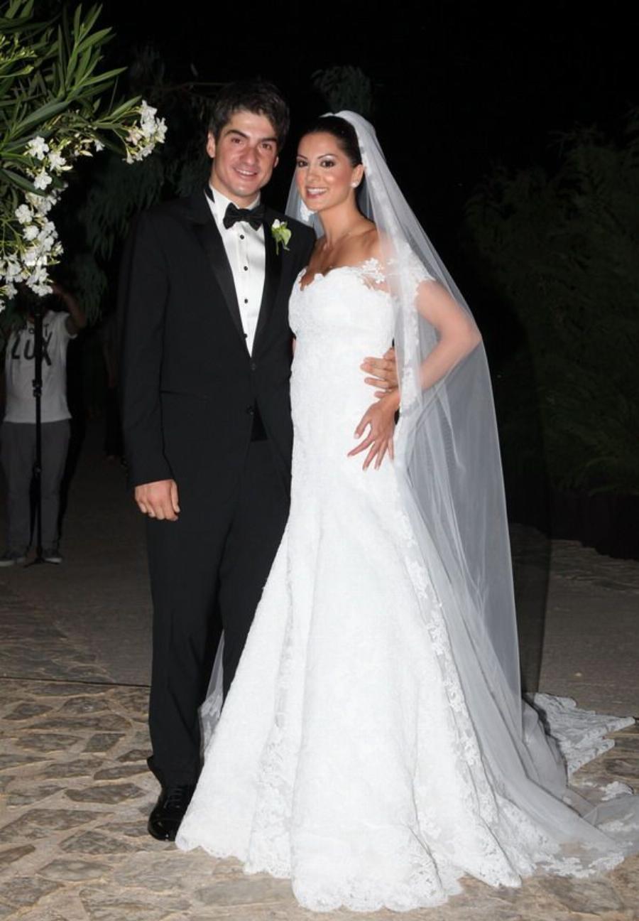 Έγραψαν ιστορία: Τα 5 πιο αξέχαστα νυφικά που φόρεσαν Ελληνίδες σταρ στο γάμο τους