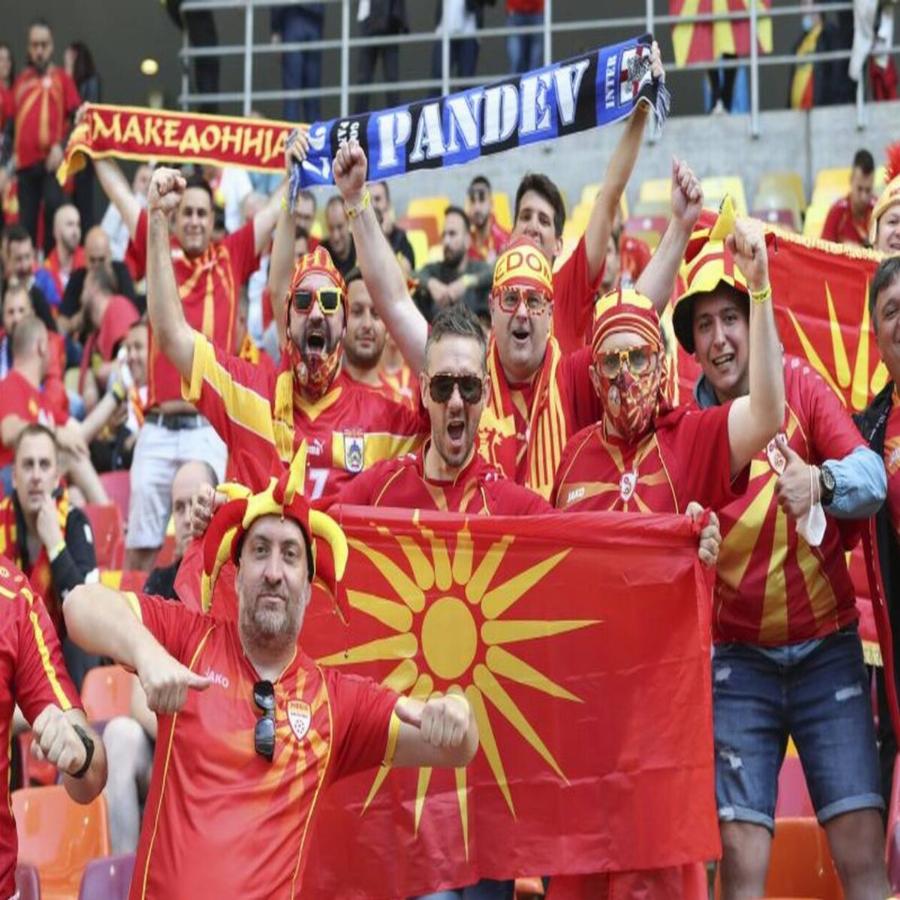 Euro: Προκλητικοί οι Σκοπιανοί στις κερκίδες με κασκόλ “Μακεδονία” και στολές του Μέγα Αλέξανδρου
